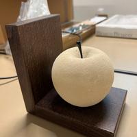 Ferma libri in tufo a forma di mela