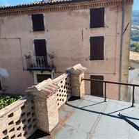 Rustico indip. con fienile, stalla e giardino