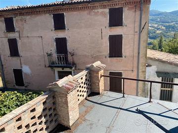 Rustico indip. con fienile, stalla e giardino