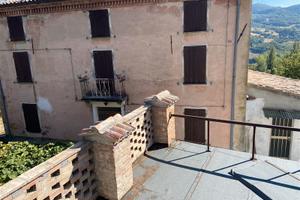 Rustico indip. con fienile, stalla e giardino