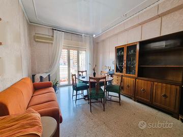 Soggiorno,divano letto, carrello metallo/cristallo