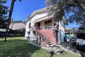 Immobile in asta di 243 m² con 3 locali e box auto