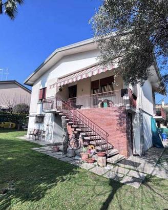 Immobile in asta di 243 m² con 3 locali e box auto