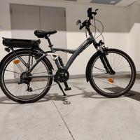 Bicicletta Decathlon Riverside pedalata assistita