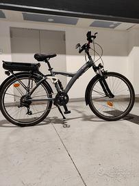 Bicicletta Decathlon Riverside pedalata assistita