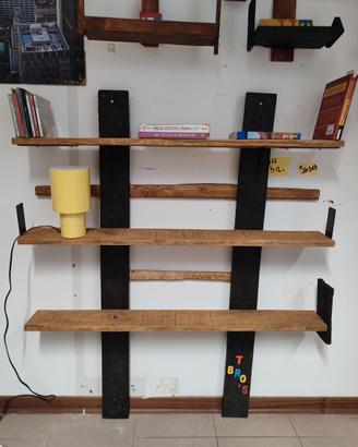 Scaffale a muro in legno
