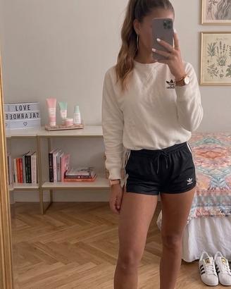 Felpa Adidas Originals bianca con logo ricamato