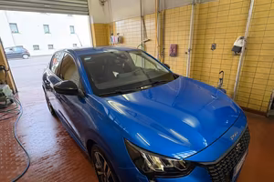 Peugeot 208 blu elettrico