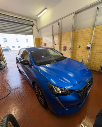Peugeot 208 blu elettrico