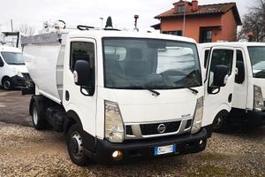 Nissan NT 400 per raccolta rifiuti patente B