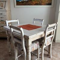 salotto con credenze tavolo e sedie 