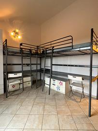 2 letti a castello con scrivania