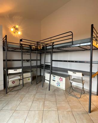 2 letti a castello con scrivania