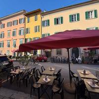 Ombrellone da bar con base e 4 tavolini.