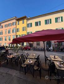 Ombrellone da bar con base e 4 tavolini.