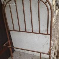 Antico letto ad una piazza in ferro battuto