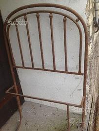 Antico letto ad una piazza in ferro battuto