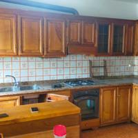 Cucina in rovere massello con elettrodomestici