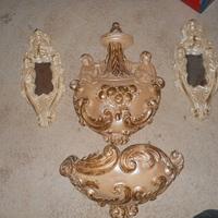 Putti bassorilievi con specchio