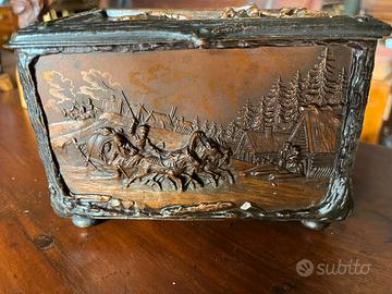 Cofanetto in rame con piedi in bronzo