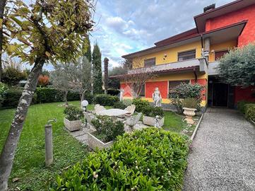 VILLA SINGOLA A CASTEL GOFFREDO