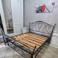 letto in ferro battuto e rete a doghe 