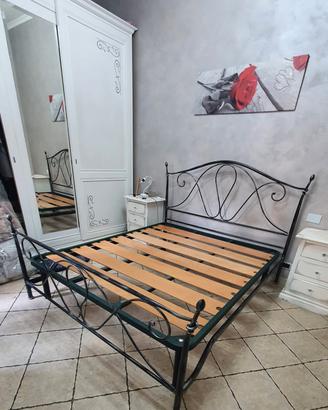 letto in ferro battuto e rete a doghe 