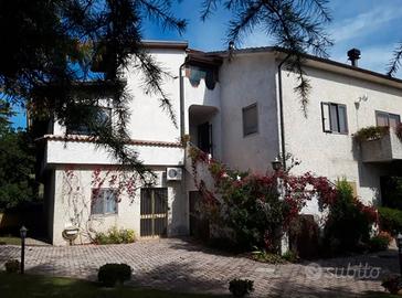 Villa panoramica con giardino e terreno