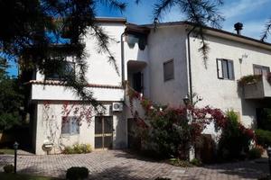 Villa panoramica con giardino e terreno