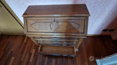 Cassettiera in legno a ribalta secretaire