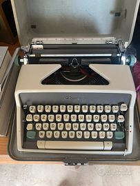Macchina da scrivere olivetti
