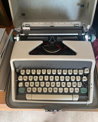 Macchina da scrivere olivetti