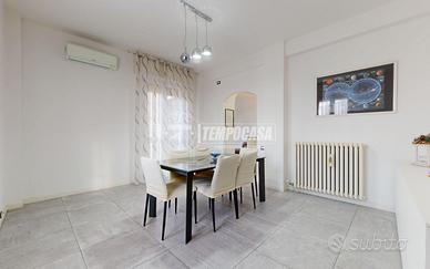 Appartamento Ristrutturato con Tre Camere e Garage