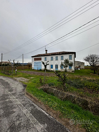 Casa indipendente con capannone