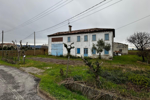 Casa indipendente con capannone