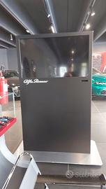 Totem Alfa Romeo con Monitor