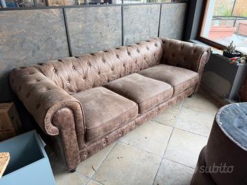 Divano e poltrona tipo chesterfield