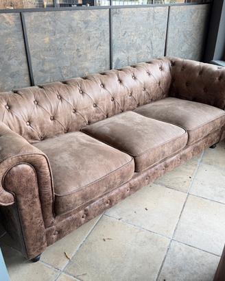 Divano e poltrona tipo chesterfield