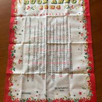 Strofinaccio in tessuto con il calendario 1984