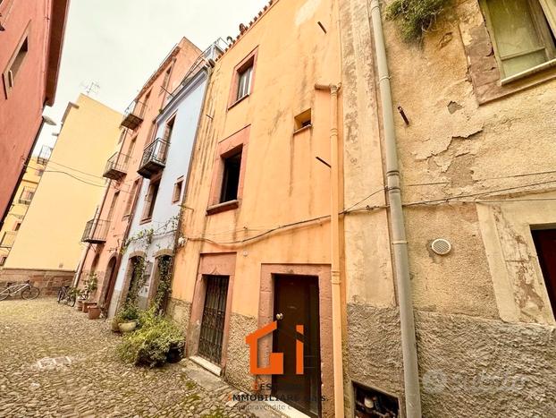 Bosa centro storico con terrazza fronte Castello