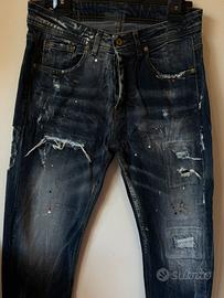 Pantaloni jeans strappati