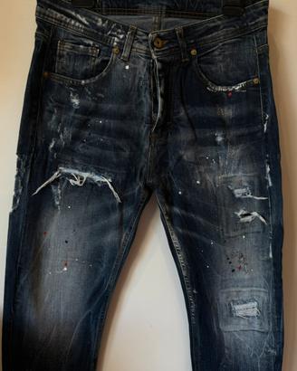 Pantaloni jeans strappati