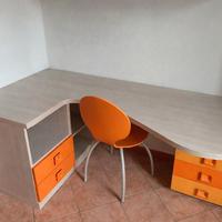 Scrivania completa con sedia e cassettoni