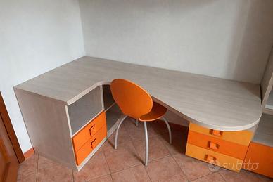 Scrivania completa con sedia e cassettoni