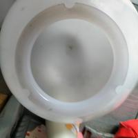 N.2 sfere in plastica color latte.