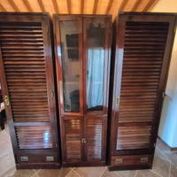 Armadio da camera vecchia marina in legno.