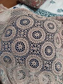 Copriletto a uncinetto e ferri