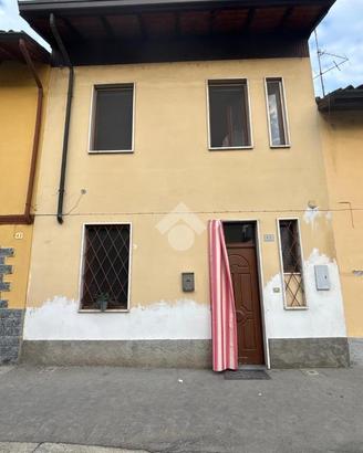 2 LOCALI A ROSATE