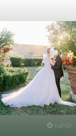 Abito da sposa elegante con velo lungo