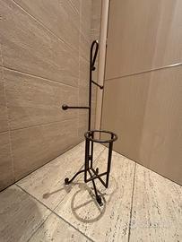 Portascopino in ferro battuto